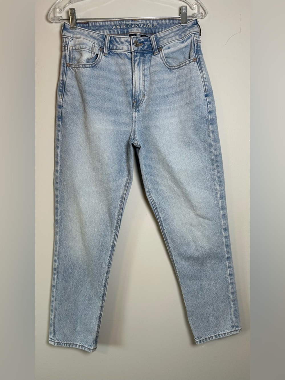 American Eagle mom jeans size 6 short high rise Light Wash Blue denim casual